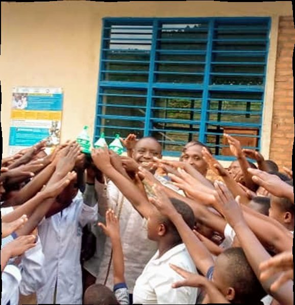 Des élèves tendant joyeusement les mains ensemble